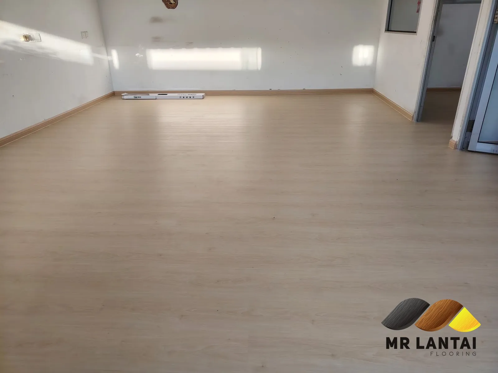 Light oak-look SPC, open living area — SPC flooring installed by Mr Lantai