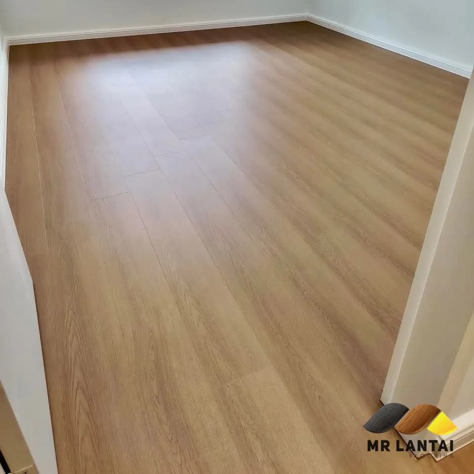 Warm oak-look SPC, bedroom — SPC flooring installed by Mr Lantai
